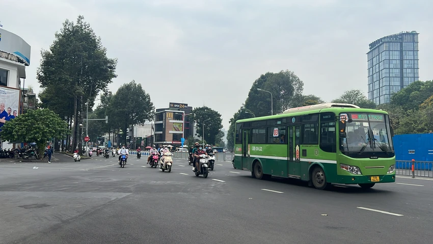 Theo Sở GTVT TP, khu vực này được tổ chức giao thông theo dạng ngã tư, đi theo hai hướng chính là Trần Hưng Đạo - Lê Lợi và Hàm Nghi - Phạm Hồng Thái. Theo Sở GTVT TP, khu vực này được tổ chức giao thông theo dạng ngã tư, đi theo hai hướng chính là Trần Hưng Đạo - Lê Lợi và Hàm Nghi - Phạm Hồng Thái.