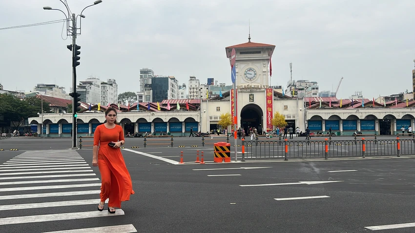 Khu vực trước chợ Bến Thành đang trở thành điểm thu hút du khách tới check in đầu xuân. Khu vực trước chợ Bến Thành đang trở thành điểm thu hút du khách tới check in đầu xuân.