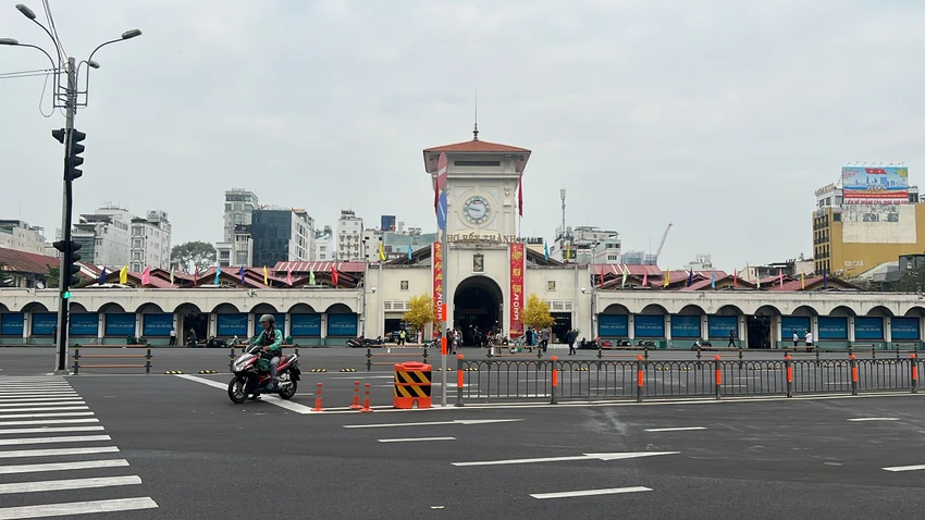 Việc hoàn trả mặt bằng giúp người dân đi lại thuận tiện hơn. Việc hoàn trả mặt bằng giúp người dân đi lại thuận tiện hơn.