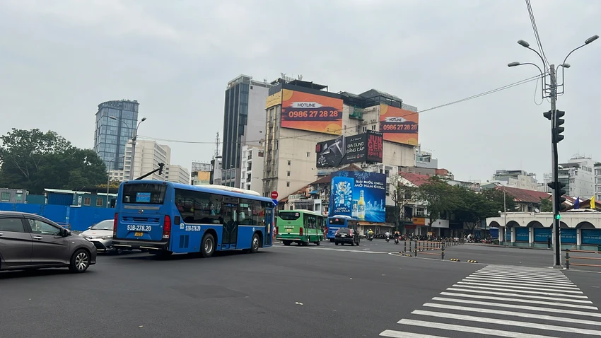 Hiện tuyến đường Lê Lợi (đoạn từ đường Đồng Khởi đến công trường Quách Thị Trang) cấm xe tải và xe khách trên 16 chỗ đi lại. Phần đường chính (giữa hai dải phân cách bên) dành riêng cho ô tô đi, cấm dừng và đậu xe. Hiện tuyến đường Lê Lợi (đoạn từ đường Đồng Khởi đến công trường Quách Thị Trang) cấm xe tải và xe khách trên 16 chỗ đi lại. Phần đường chính (giữa hai dải phân cách bên) dành riêng cho ô tô đi, cấm dừng và đậu xe.