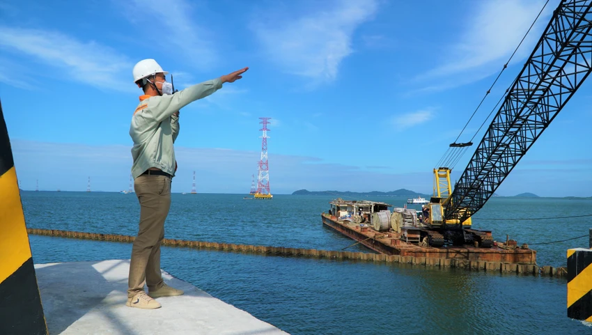 Điểm đặc biệt, công trình hoàn toàn do các nhà thầu trong nước thực hiện. Đội ngũ kỹ sư, công nhân là người Việt Nam tự thiết kế, thi công, quản lý, xây dựng. Ngoài ra, vật liệu xây dựng chính của công trình đều do Việt Nam tự sản xuất trong nước, chịu được môi trường muối biển.