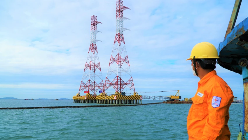 Quá trình thi công công trình đặc biệt này gặp rất nhiều khó khăn do điều kiện thời tiết phức tạp khi thi công trên môi trường biển, thường xuyên mưa, bão, cùng với đại dịch COVID-19 kéo dài. Theo đó, việc điều động máy móc, nhân lực thi công, vận chuyển vật tư, thiết bị gặp nhiều trở ngại, thêm việc giá cả nguyên nhiên liệu, xây dựng biến động, cộng với địa hình, địa chất, thổ nhưỡng phía đảo Phú Quốc rất phức tạp đã tác động đến mục tiêu, tiến độ của công trình, dự án.