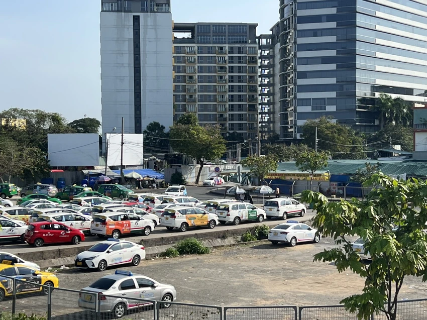 Bãi đệm taxi trước sân bay Tân Sơn Nhất vẫn còn hoạt động trong sáng ngày 7-2. Ảnh: CTV.