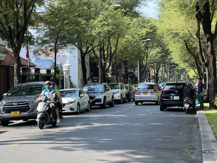 TP.HCM sẽ thu phí lòng đường vỉa hè từ 50.000 - 350.000 đồng m2/tháng. Ảnh: ĐÀO TRANG TP.HCM sẽ thu phí lòng đường vỉa hè từ 50.000 - 350.000 đồng m2/tháng. Ảnh: ĐÀO TRANG