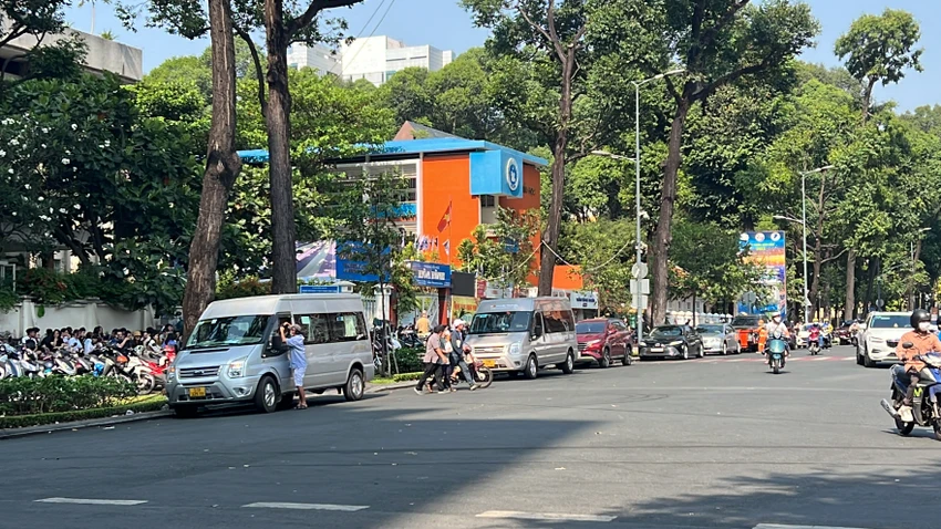 Cả khu vực Nhà thờ Đức Bà bị lấn chiếm để đậu xe, trông giữ xe máy. Ảnh: ĐT. Cả khu vực Nhà thờ Đức Bà bị lấn chiếm để đậu xe, trông giữ xe máy. Ảnh: ĐT.