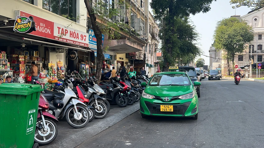 Ô tô, xe máy dựng kín trên đường Hai Bà Trưng, quận 1. Ảnh: ĐT. Ô tô, xe máy dựng kín trên đường Hai Bà Trưng, quận 1. Ảnh: ĐT.