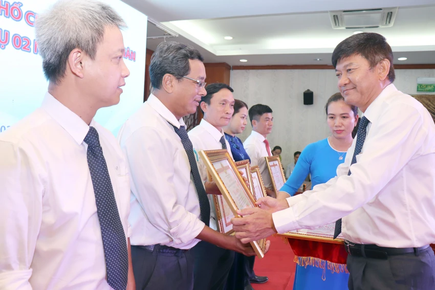 12 tập thể, 154 cá nhân của SAWACO hoàn thành xuất sắc nhiệm vụ năm 2022 được nhận bằng khen của UBND TP.HCM. Ảnh: NGỌC BÍCH. 12 tập thể, 154 cá nhân của SAWACO hoàn thành xuất sắc nhiệm vụ năm 2022 được nhận bằng khen của UBND TP.HCM. Ảnh: NGỌC BÍCH.