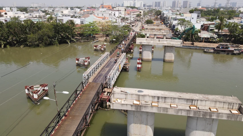 Nhà thầu đang triển khai hạng mục lao lắp dầm cầu Long Kiểng, huyện Nhà Bè. Ảnh: ĐT.