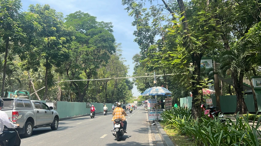 Theo ghi nhận của PLO, cầu bộ hành trên đường Phan Thúc Duyện (cửa ngõ sân bay Tân Sơn Nhất), quận Tân Bình đang được tháo dỡ. Ảnh: ĐÀO TRANG. Theo ghi nhận của PLO, cầu bộ hành trên đường Phan Thúc Duyện (cửa ngõ sân bay Tân Sơn Nhất), quận Tân Bình đang được tháo dỡ. Ảnh: ĐÀO TRANG.