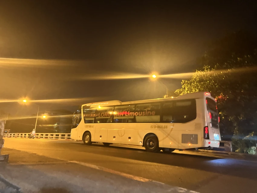 Xe giường nằm trên đường Chu Văn An, quận Bình Thạnh, TP.HCM lúc 21 giờ 30 phút ngày 2-3. Ảnh: ĐÀO TRANG. Xe giường nằm trên đường Chu Văn An, quận Bình Thạnh, TP.HCM lúc 21 giờ 30 phút ngày 2-3. Ảnh: ĐÀO TRANG.