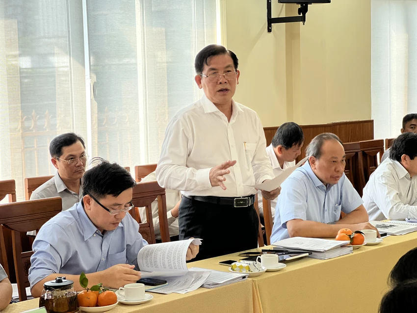 Ông Lương Minh Phúc, Giám đốc Ban Giao thông báo cáo tại buổi giám sát HĐND TP.HCM. Ảnh: ĐÀO TRANG. Ông Lương Minh Phúc, Giám đốc Ban Giao thông báo cáo tại buổi giám sát HĐND TP.HCM. Ảnh: ĐÀO TRANG.