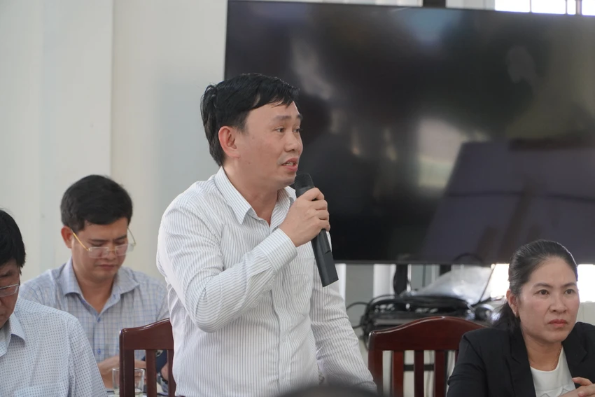 Ông Nguyễn Hữu Anh Tứ - Phó Chủ tịch UBND TP Thủ Đức báo cáo tiến độ thực hiện tái định cư, bồi thường giải phóng mặt bằng dự án vành đai 3. Ảnh: ĐÀO TRANG.