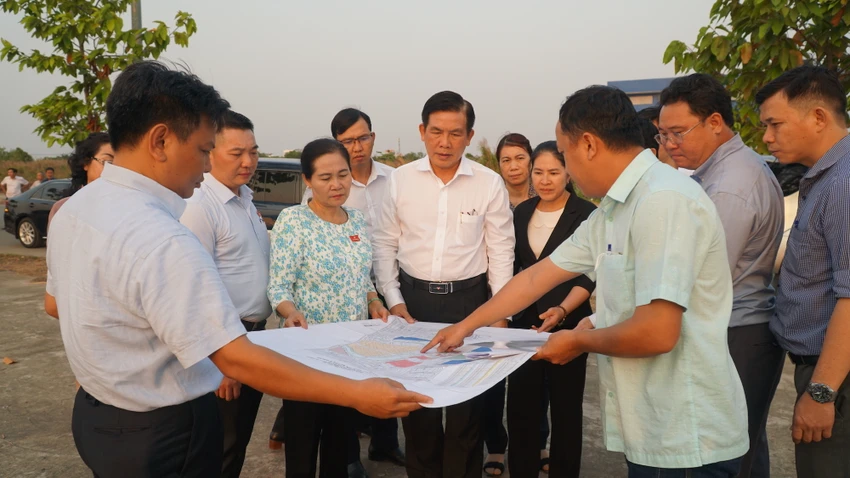 Đoàn Giám sát khảo sát tuyến vành đai 3. Ảnh: NGUYỄN TIẾN.