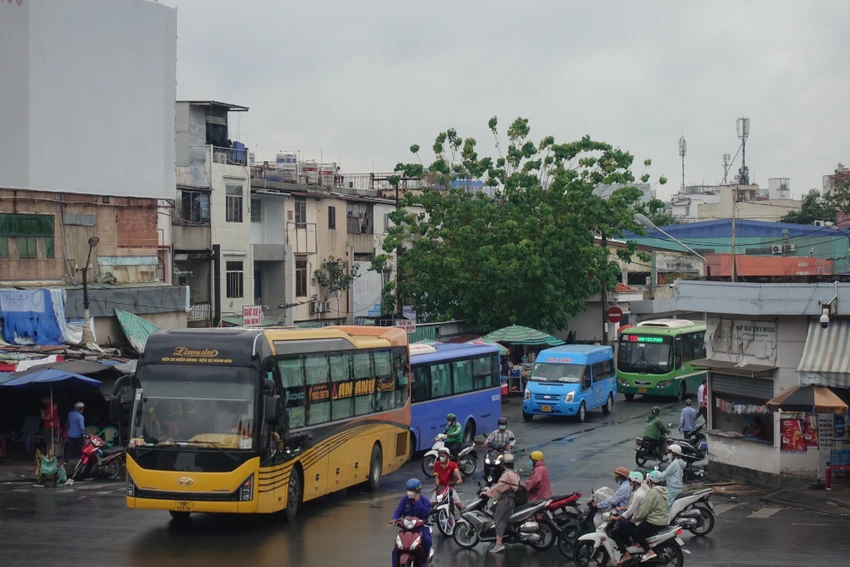 Một xe giường nằm đi vào nội đô TP trong giờ cấm. Ảnh: ĐT. Một xe giường nằm đi vào nội đô TP trong giờ cấm. Ảnh: ĐT.