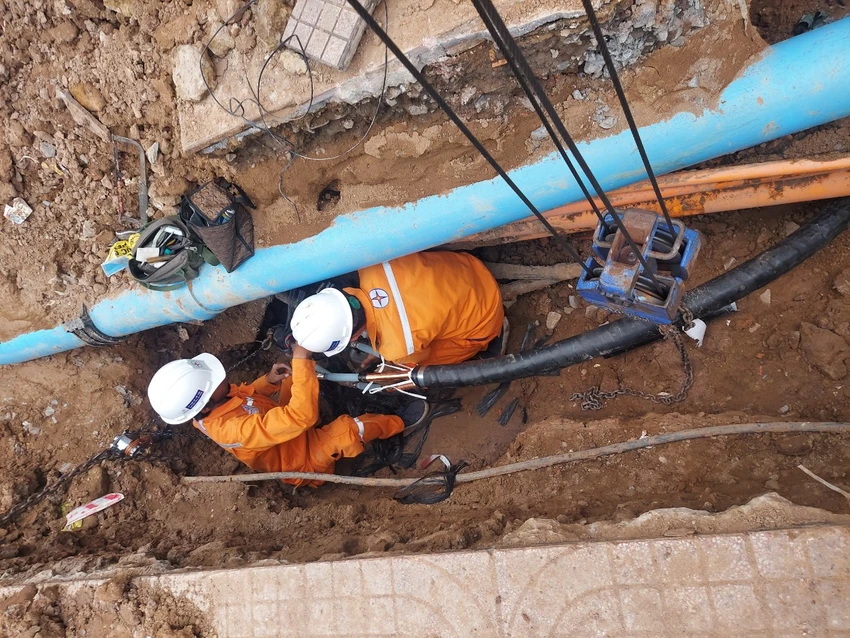 Việc sửa chữa, thay thế cáp ngầm thường rất phức tạp, khó khăn, nên rất cần chung tay bảo vệ hành lang an toàn hệ thống điện. Việc sửa chữa, thay thế cáp ngầm thường rất phức tạp, khó khăn, nên rất cần chung tay bảo vệ hành lang an toàn hệ thống điện.