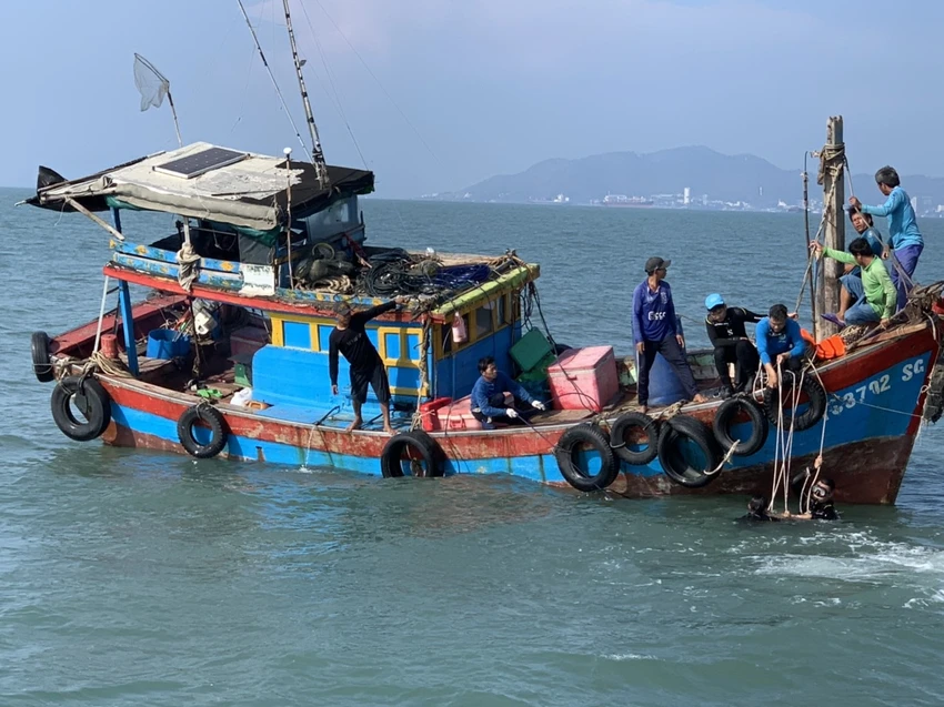 6 người trên chiếc ghe cá gặp nạn đã được cứu. Ảnh: Hải đội 2 cung cấp.