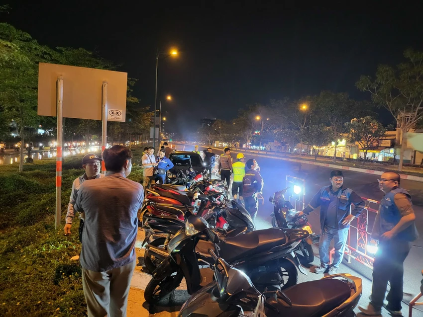 Các đơn vị đang nỗ lực sửa chữa. Ảnh: PHI LONG. Các đơn vị đang nỗ lực sửa chữa. Ảnh: PHI LONG.