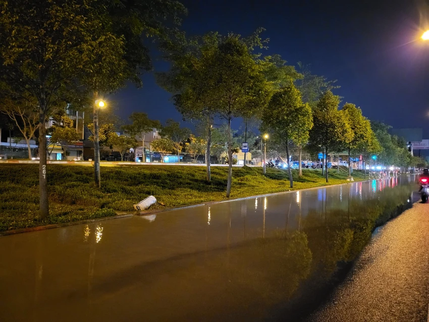 Hiện trường nơi đường ống nước bị bể. Ảnh: PHI LONG. Hiện trường nơi đường ống nước bị bể. Ảnh: PHI LONG.