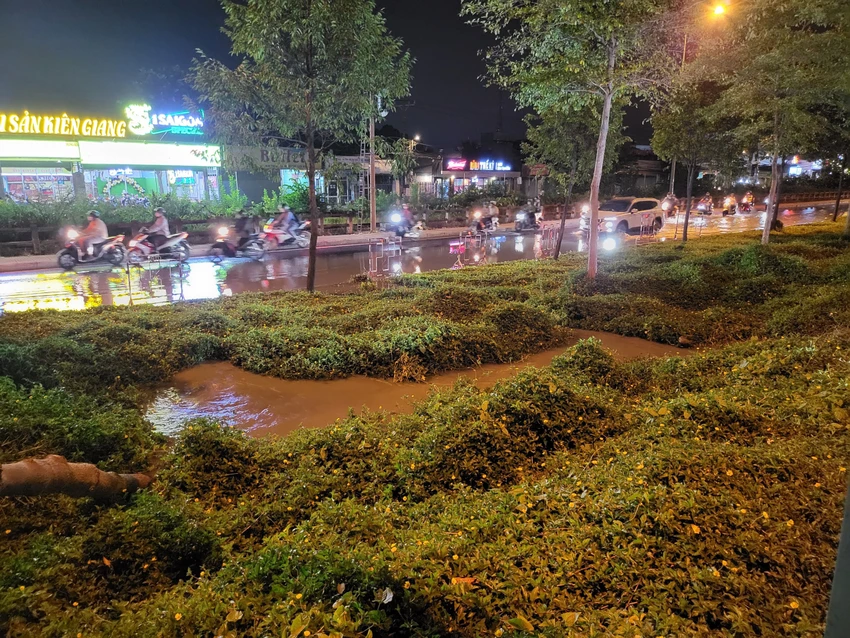 Người dân đi lại đông đúc trên đường Kha Vạn Cân. Ảnh: PHI LONG Người dân đi lại đông đúc trên đường Kha Vạn Cân. Ảnh: PHI LONG