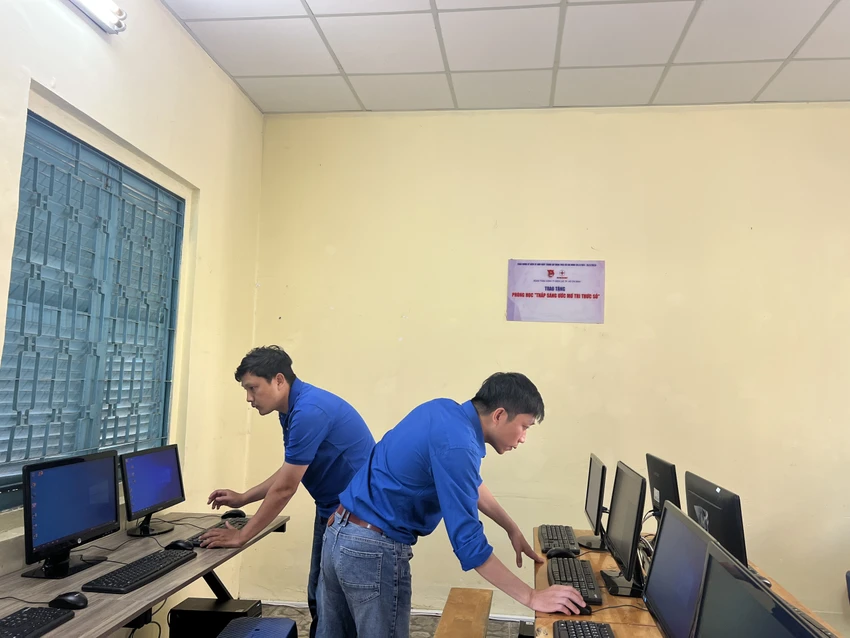 Đoàn Thanh niên EVNHCMC lắp đặt máy tính, trao tặng cho Làng thiếu niên Thủ Đức. Ảnh: ĐT. Đoàn Thanh niên EVNHCMC lắp đặt máy tính, trao tặng cho Làng thiếu niên Thủ Đức. Ảnh: ĐT.