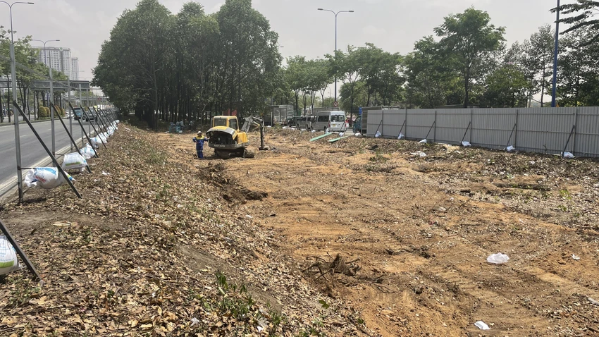 Hiện khu vực này đã được rào chắn một phần và tổ chức di dời cây xanh. Ảnh: CTV. Hiện khu vực này đã được rào chắn một phần và tổ chức di dời cây xanh. Ảnh: CTV.