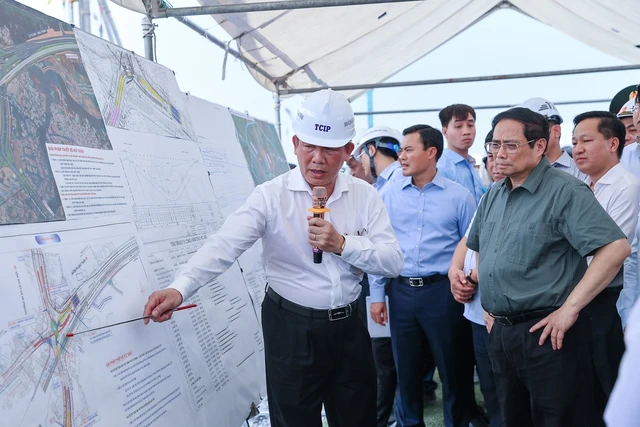 Thủ tướng cùng đoàn công tác đi thị sát dự án xây dựng nút giao An Phú. Ảnh: VGP/Nhật Bắc Thủ tướng cùng đoàn công tác đi thị sát dự án xây dựng nút giao An Phú. Ảnh: VGP/Nhật Bắc