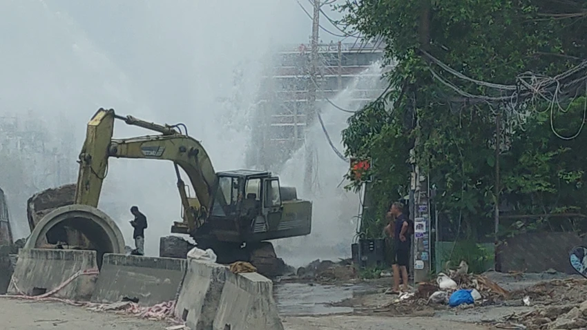 Hiện Công ty Cấp nước Thủ Đức đang khắc phục sự cố. Ảnh: BẠCH THUẬN.