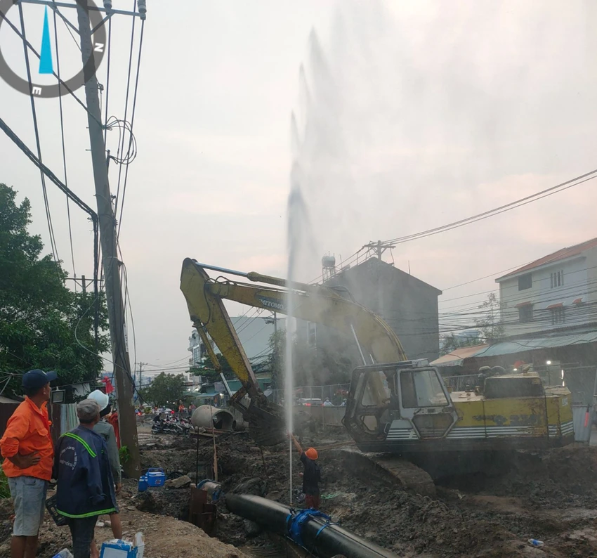 Công ty Cấp nước Thủ Đức đã tìm ra vị trí xì bể và đang khắc phục. Ảnh: SAWACO.
