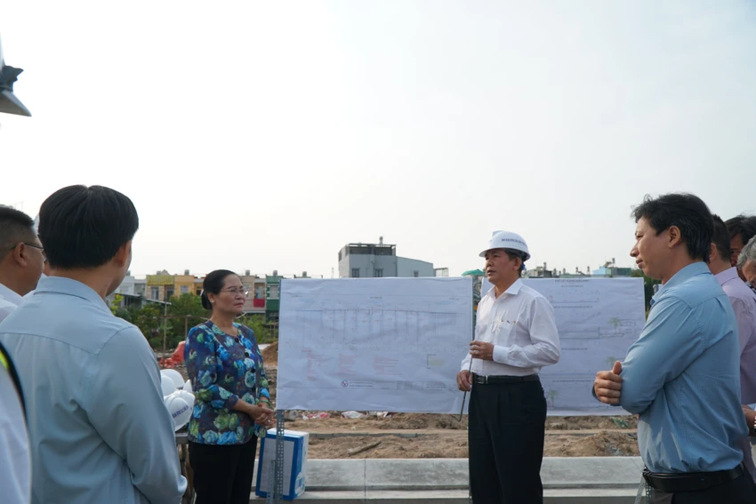 Ông Lương Minh Phúc báo cáo tiến độ dự án với Đoàn giám sát. Ảnh: ĐÀO TRANG.