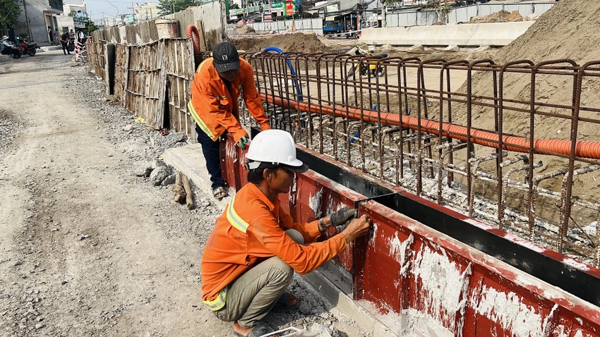 Đoàn giám sát đã gửi lời hỏi thăm, động viên công nhân đang triển khai thi công dự án. Ảnh: ĐÀO TRANG