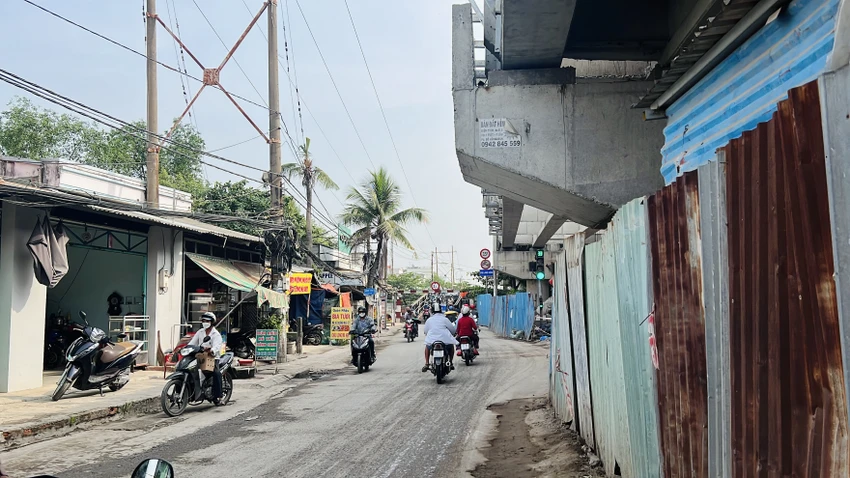 Đường Lê Văn Lương hiện hữu đã quá tải. Ảnh: ĐÀO TRANG