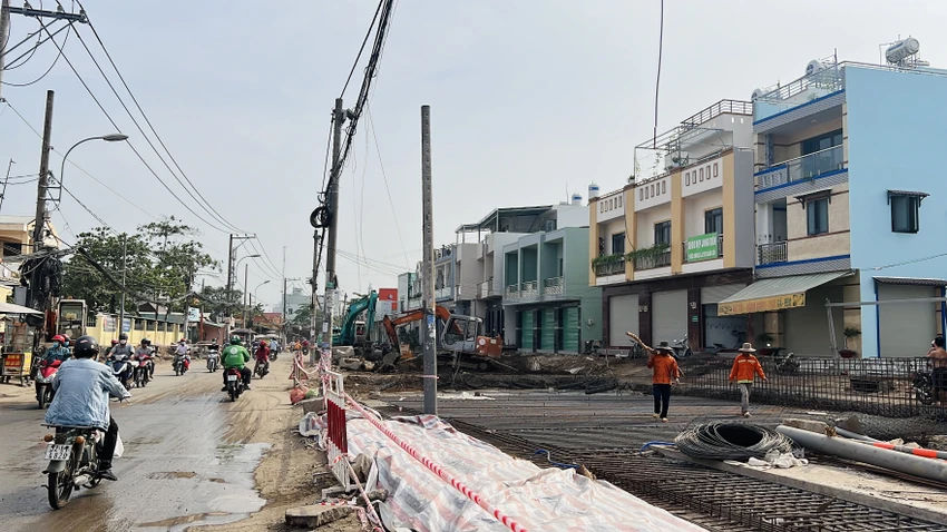 Các công nhân đang tích cực thi công, đẩy nhanh tiến độ, đặc biệt là thi công xuyên lễ 30-4. Ảnh: ĐÀO TRANG