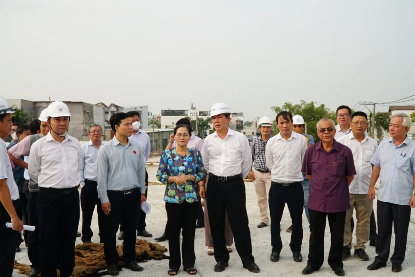 Bà Nguyễn Thị Lệ - Chủ tịch HĐND TP.HCM đi giám sát dự án cầu Long Kiểng, huyện Nhà Bè. Ảnh: ĐÀO TRANG