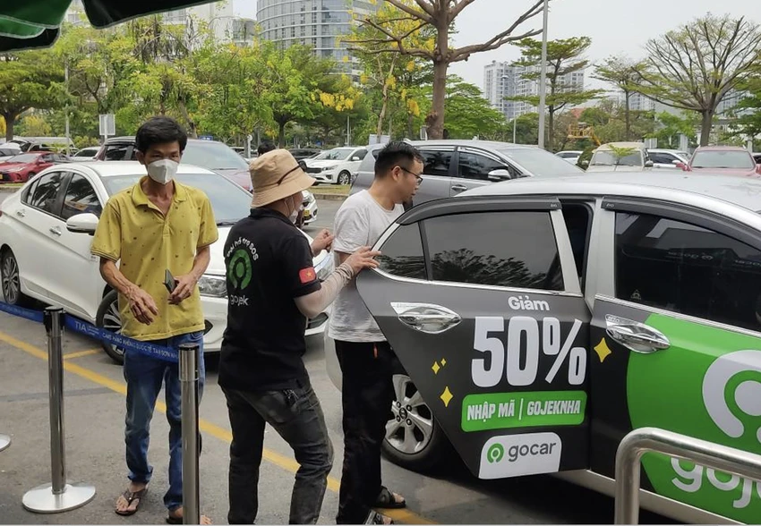 Sở GTVT TP.HCM cho rằng việc tổ chức thay đổi điểm đón xe công nghệ ở sân bay Tân Sơn Nhất còn nhiều bất cập. Vì vậy sở đề nghị Cảng Hàng không Quốc tế Tân Sơn Nhất đánh giá lại ưu nhược điểm của các phương án. Ảnh: CTV Sở GTVT TP.HCM cho rằng việc tổ chức thay đổi điểm đón xe công nghệ ở sân bay Tân Sơn Nhất còn nhiều bất cập. Vì vậy sở đề nghị Cảng Hàng không Quốc tế Tân Sơn Nhất đánh giá lại ưu nhược điểm của các phương án. Ảnh: CTV