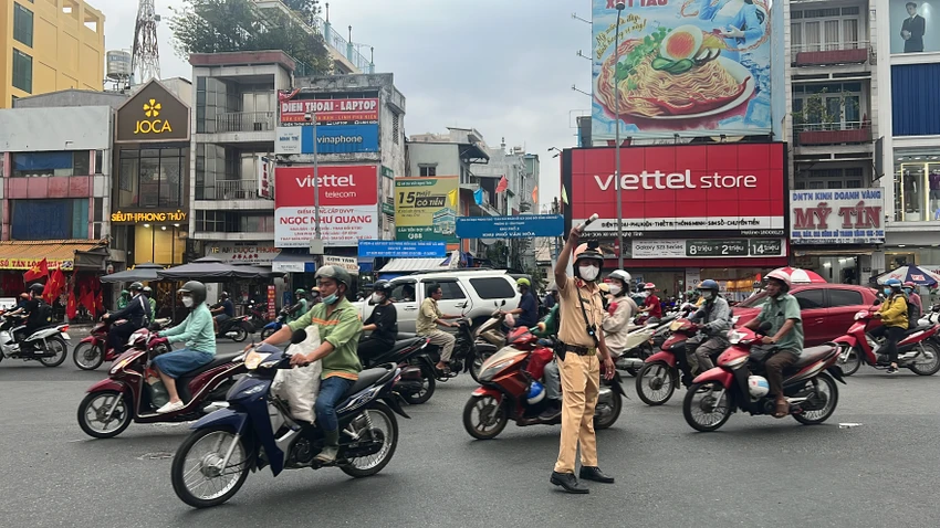 CSGT phải đứng ra điều tiết, phân luồng giao thông để giảm ùn ứ - nút giao Bạch Đằng và Xô Viết Nghệ Tĩnh. Ảnh: ĐÀO TRANG CSGT phải đứng ra điều tiết, phân luồng giao thông để giảm ùn ứ - nút giao Bạch Đằng và Xô Viết Nghệ Tĩnh. Ảnh: ĐÀO TRANG