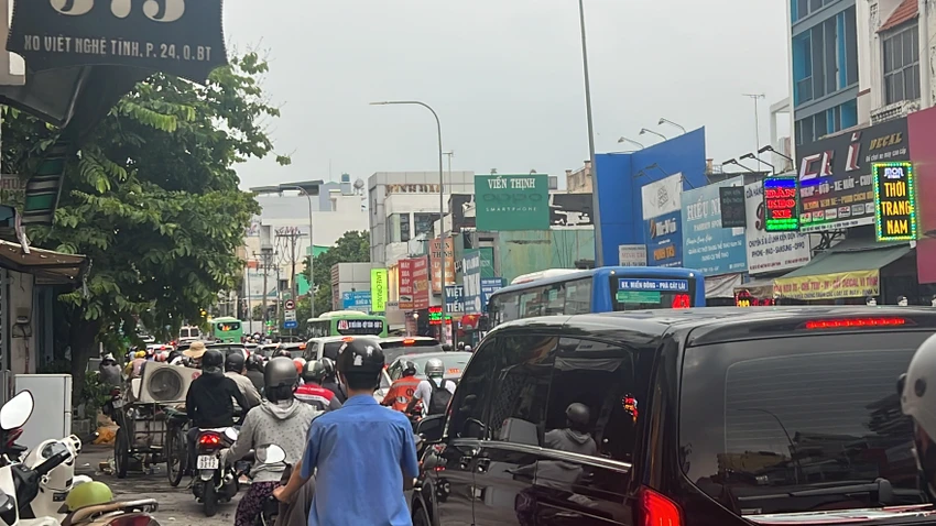 Đường Xô Viết Nghệ Tĩnh ùn ứ kéo dài từ vòng xoay Hàng Xanh tới trước cổng Bến xe Miền Đông cũ. Ảnh: ĐÀO TRANG Đường Xô Viết Nghệ Tĩnh ùn ứ kéo dài từ vòng xoay Hàng Xanh tới trước cổng Bến xe Miền Đông cũ. Ảnh: ĐÀO TRANG