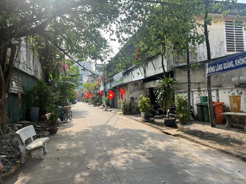 Tuyến đường khang trang, rợp bóng cờ bay trước lễ 30-4.