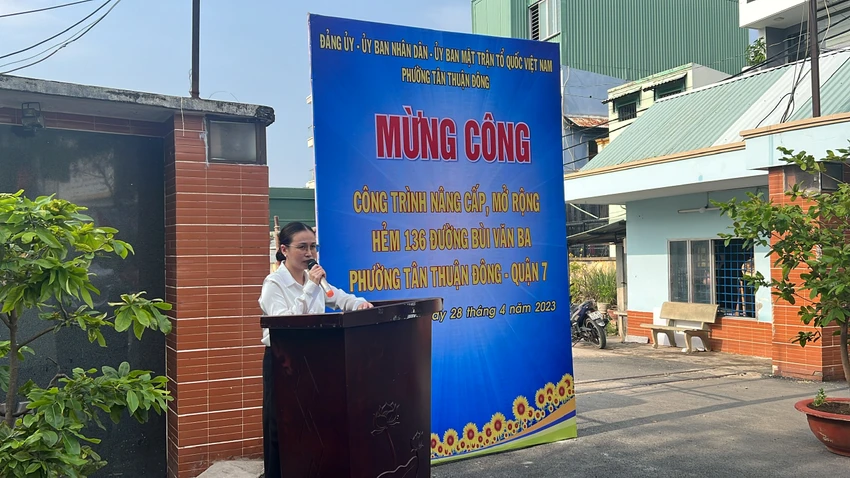 Quận 7 mừng công công trình nâng cấp, mở rộng hẻm 136 Bùi Văn Ba, phường Tân Thuận Đông.