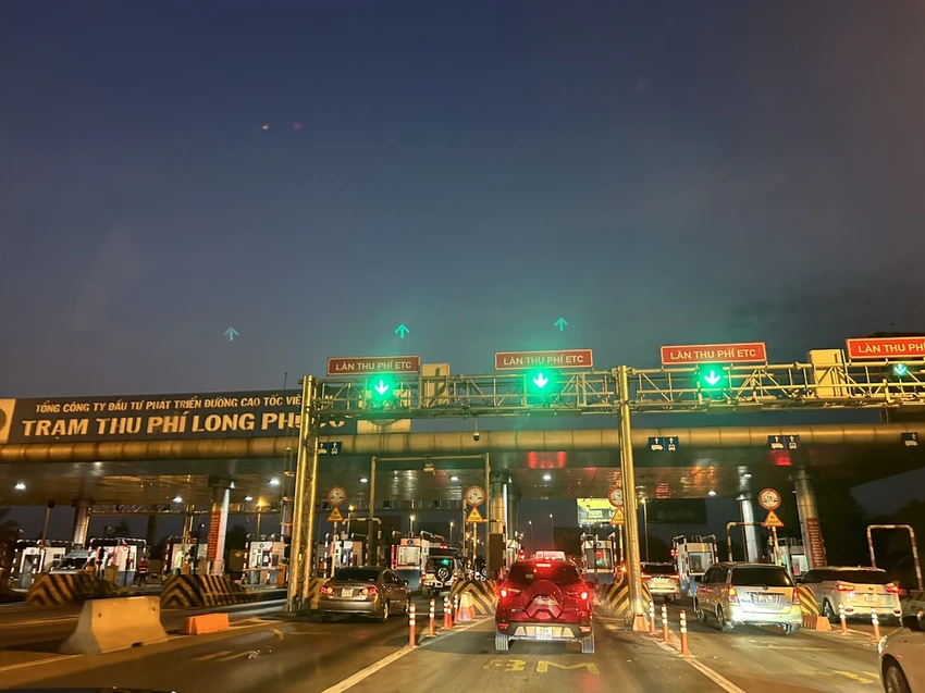 Trạm thu phí Long Phước đông đúc phương tiện đi lại từ sáng sớm. Ảnh: THY LAN Trạm thu phí Long Phước đông đúc phương tiện đi lại từ sáng sớm. Ảnh: THY LAN