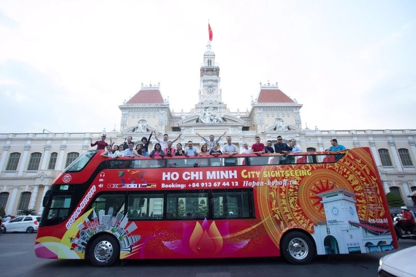 Buýt mui trần đi qua trước trụ sở UBND TP.HCM. Ảnh: CTV