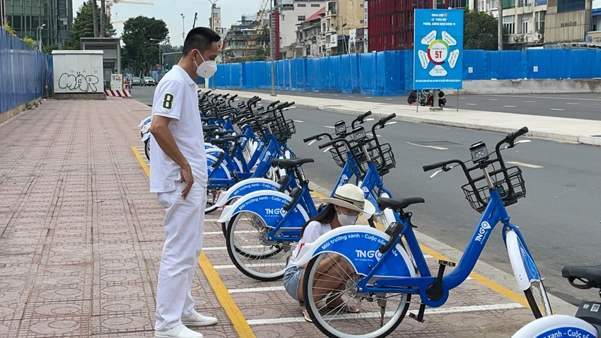 Du khách dễ dàng trả lại xe đạp công cộng ở 1 trong 35 vị trí đậu của xe đạp công cộng hiện nay. Ảnh: ĐÀO TRANG