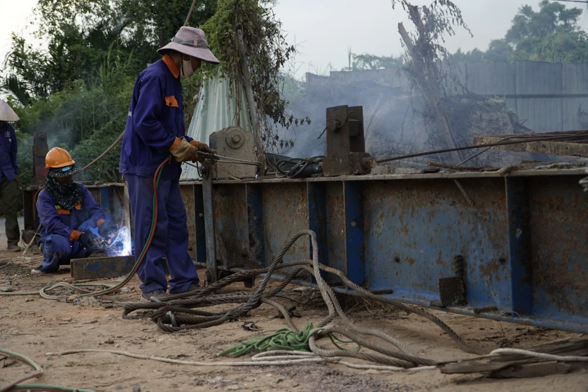 Các công nhân vui vẻ, tất bật thi công để đẩy nhanh tiến độ dự án dịp lễ. Ảnh: ĐÀO TRANG.