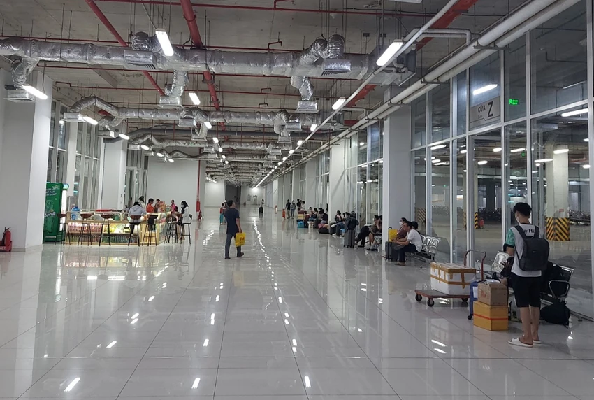 Bến xe Miền Đông mới vắng vé, hành khách về rải rác. Bến xe Miền Đông mới vắng vé, hành khách về rải rác.