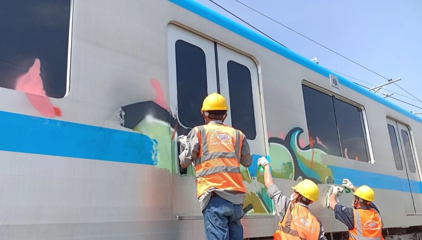 Đây là lần thứ 2 tàu metro số 1 bị vẽ bậy. Ảnh: MAUR