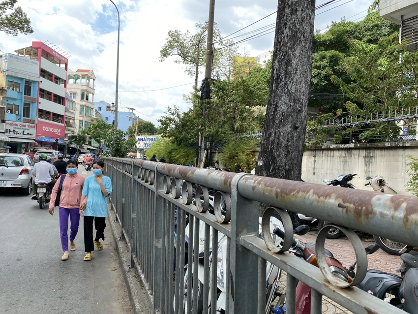 Sở GTVT TP.HCM đề nghị các bệnh viện sớm hoàn trả lại phần vỉa hè trước các bệnh viện để phục vụ trông giữ xe. Ảnh: ĐÀO TRANG Sở GTVT TP.HCM đề nghị các bệnh viện sớm hoàn trả lại phần vỉa hè trước các bệnh viện để phục vụ trông giữ xe. Ảnh: ĐÀO TRANG