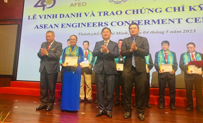 Nhiều nữ kỹ sư ngành điện cũng đã nỗ lực rất nhiều về chuyên môn, kỹ năng để trở thành kỹ sư chuyên nghiệp ASEAN. Ảnh: ĐÀO TRANG Nhiều nữ kỹ sư ngành điện cũng đã nỗ lực rất nhiều về chuyên môn, kỹ năng để trở thành kỹ sư chuyên nghiệp ASEAN. Ảnh: ĐÀO TRANG