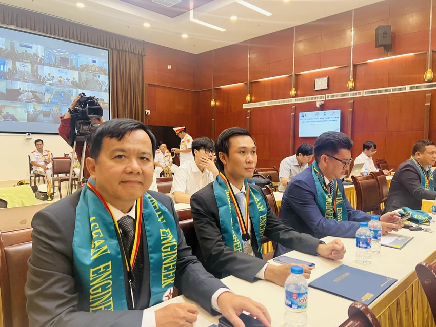 Một trong những kỹ sư chuyên nghiệp ASEAN được vinh danh. Ảnh: ĐÀO TRANG Một trong những kỹ sư chuyên nghiệp ASEAN được vinh danh. Ảnh: ĐÀO TRANG