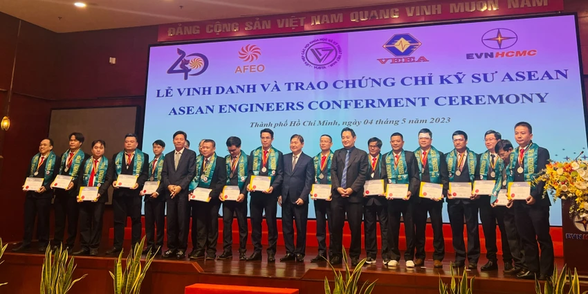 123 kỹ sư ngành điện được công nhận là kỹ sư chuyên nghiệp ASEAN. Ảnh: ĐÀO TRANG 123 kỹ sư ngành điện được công nhận là kỹ sư chuyên nghiệp ASEAN. Ảnh: ĐÀO TRANG