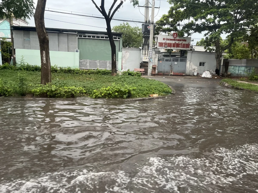 Nhiều đoạn ngập sâu. Ảnh: ĐÀO TRANG Nhiều đoạn ngập sâu. Ảnh: ĐÀO TRANG