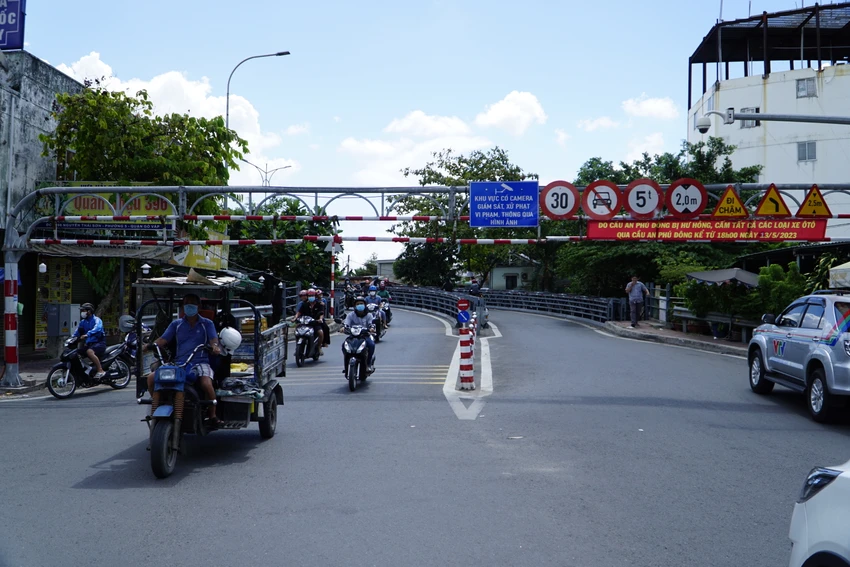 Hiện nay cầu sắt An Phú Đông đã được khắc phục và đang chờ Sở GTVT TP thẩm định. Hiện nay cầu sắt An Phú Đông đã được khắc phục và đang chờ Sở GTVT TP thẩm định.